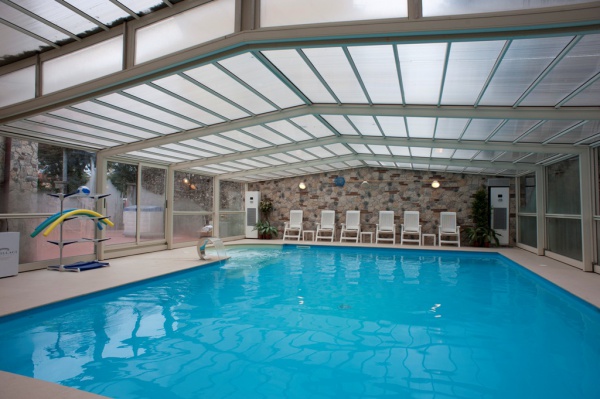 La piscina è coperta e riscaldata da ottobre a maggio