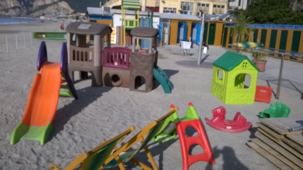 l'area giochi bambini presso la spiaggia